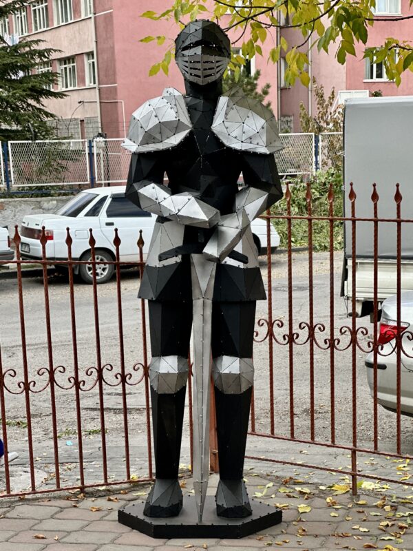 3D Metal Geometrik El Yapımı Knight Heykeli | ByLamp