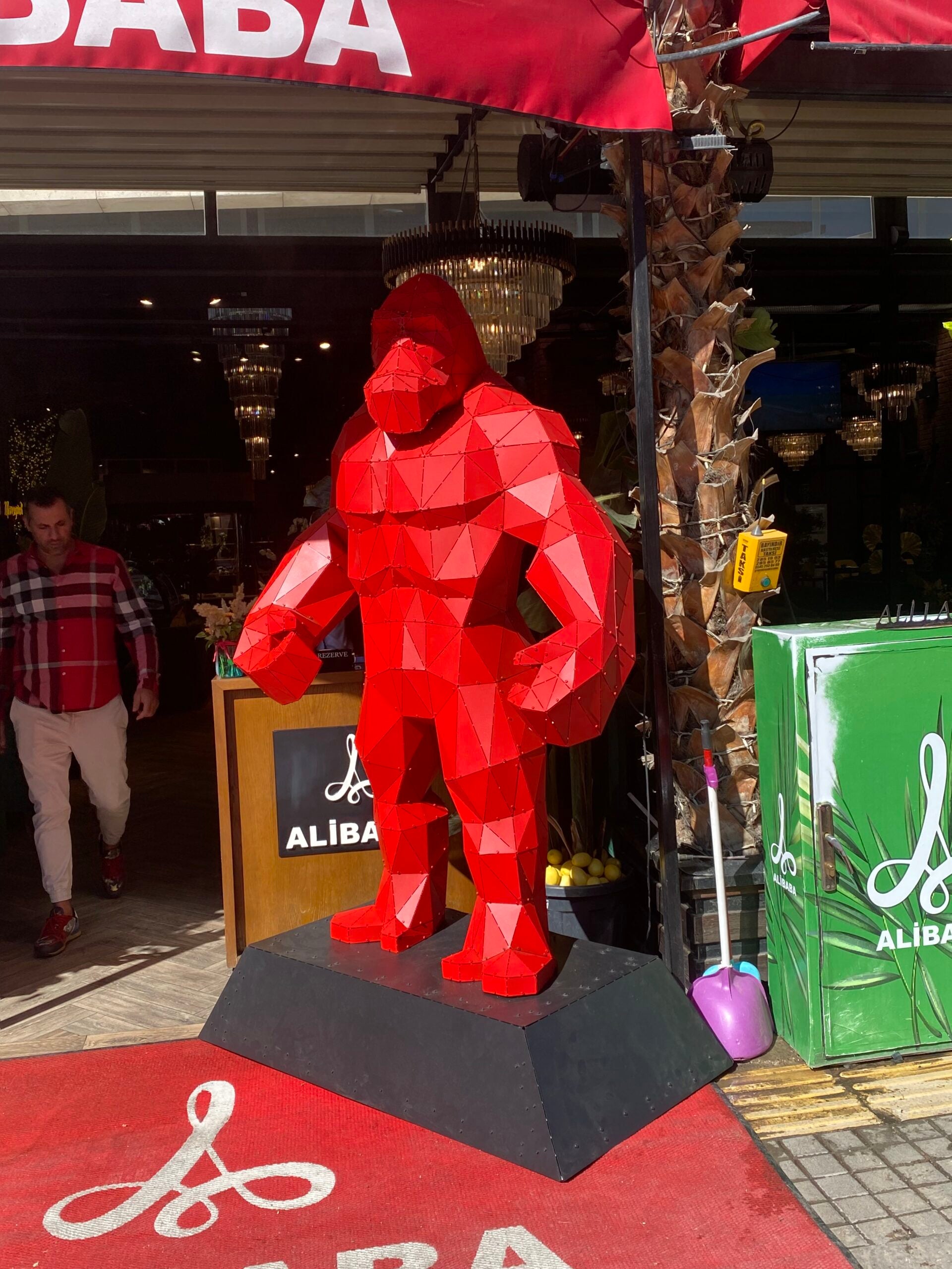 3D Metal Geometrik El Yapımı Tabanlı Kingkong Heykeli | ByLamp