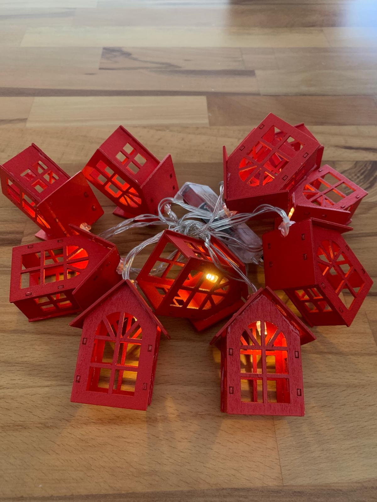 Ahşap Kırmızı Ev Işık Zinciri