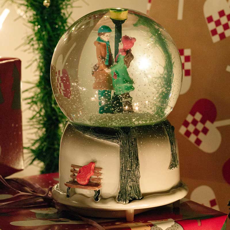 sevgiliye hediye kar küresi resmidir.