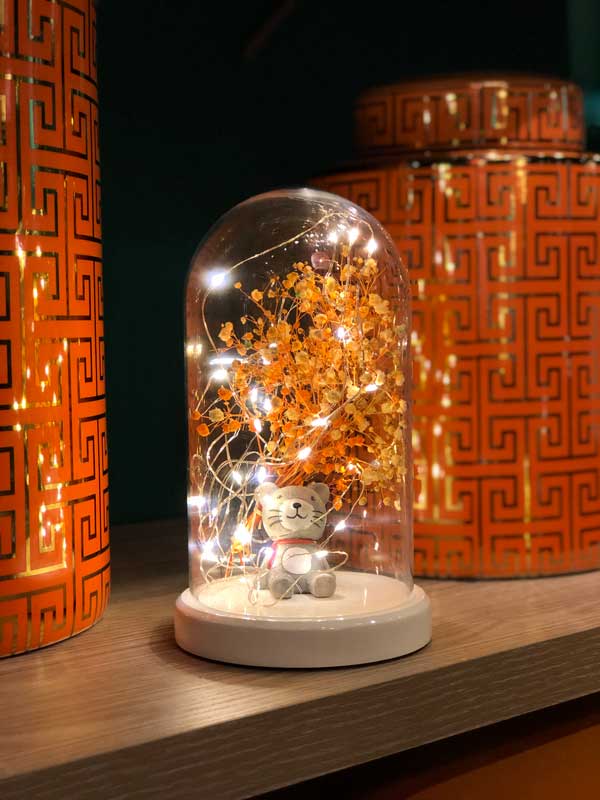 Table Lamp with Cat Figure with Illuminated Glass Fanus Bag