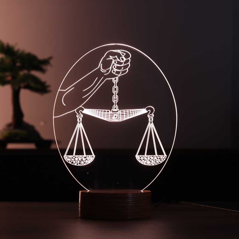 adalet terazisi figürlü masa lambası resmidir.