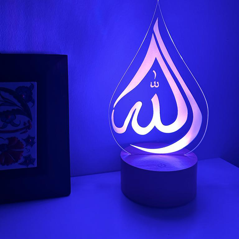 Luz nocturna dirigida con Allah escrito