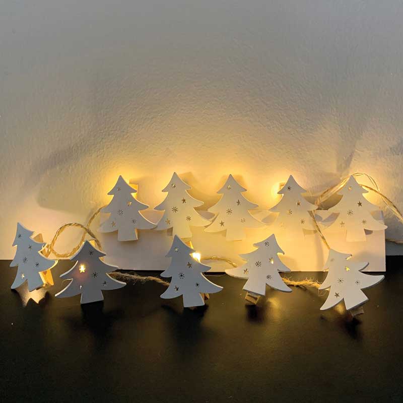 Light chain with wooden pine tree latch