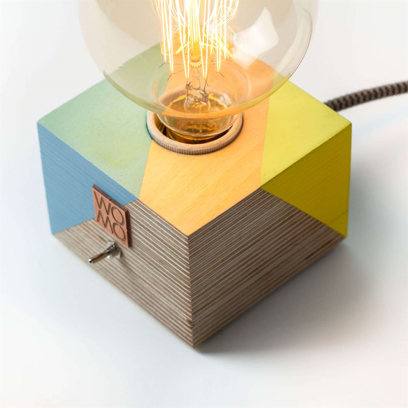 Lámpara de mesa de color madera
