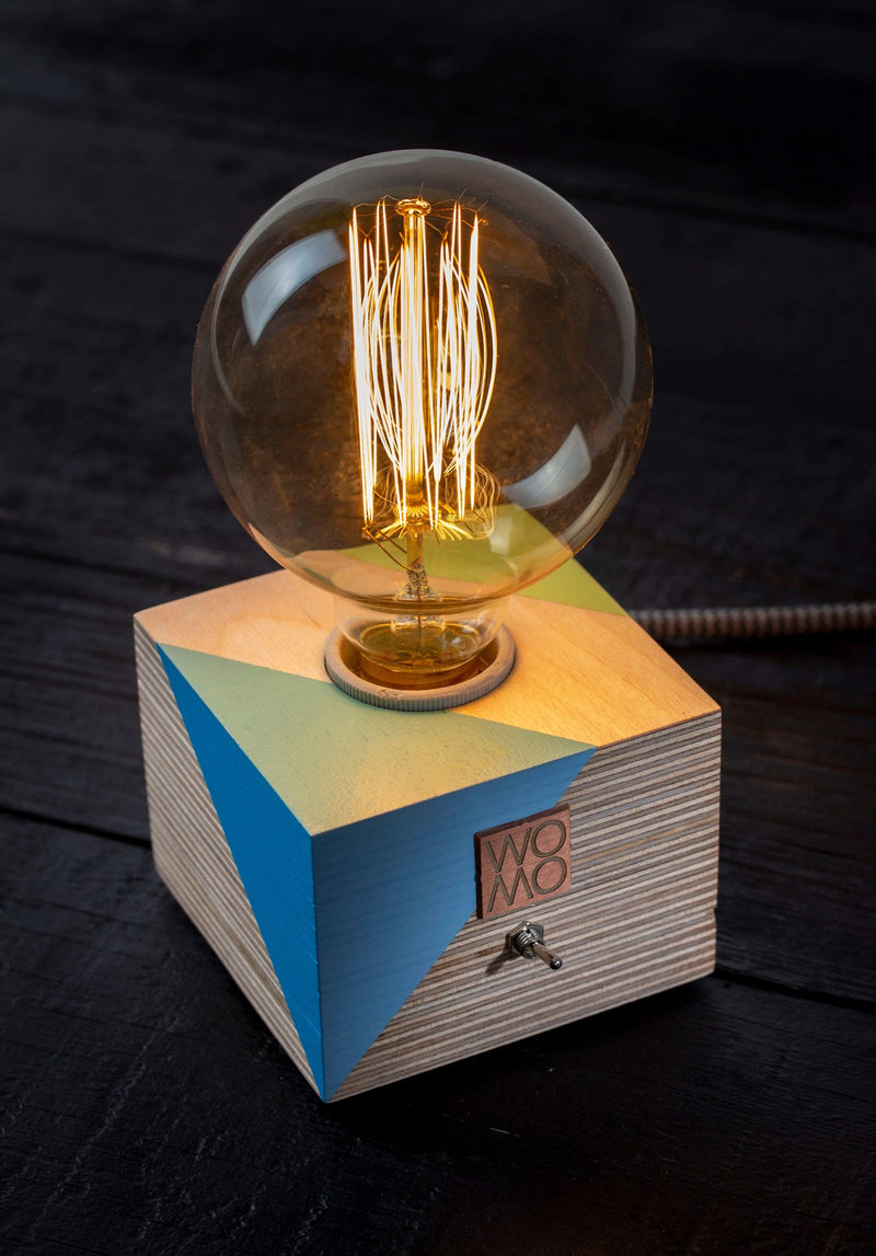 Lámpara de mesa de color madera