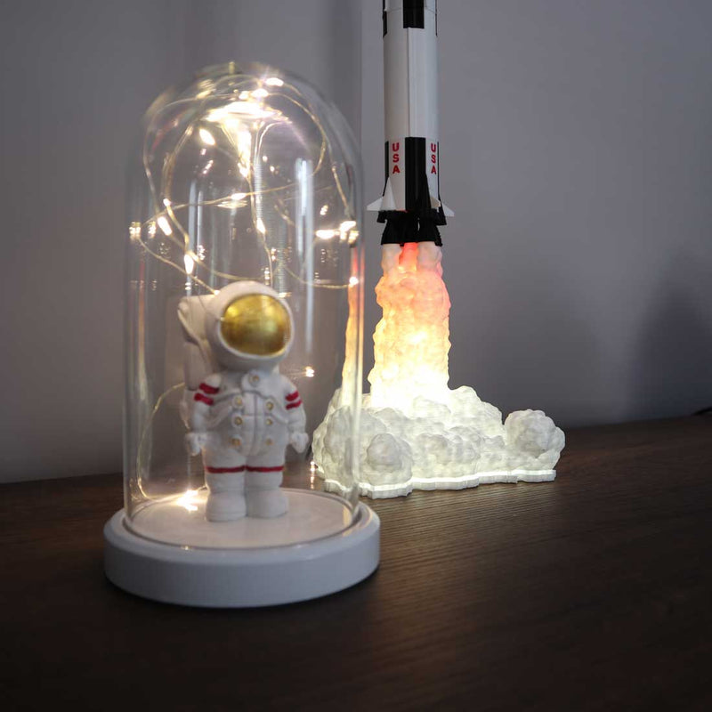 Astronaut steht auf roter Fan-Lampe