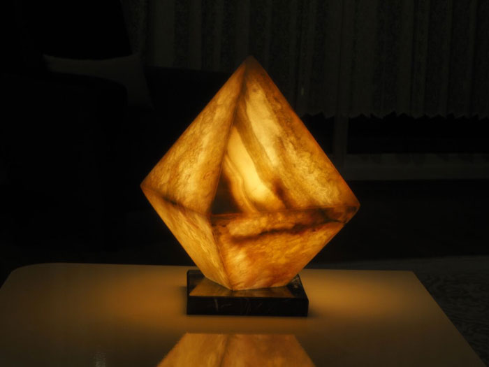 Vertical quadrilateral lamp