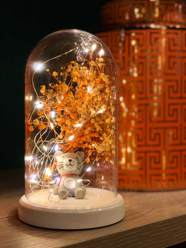 Table Lamp with Cat Figure with Illuminated Glass Fanus Bag