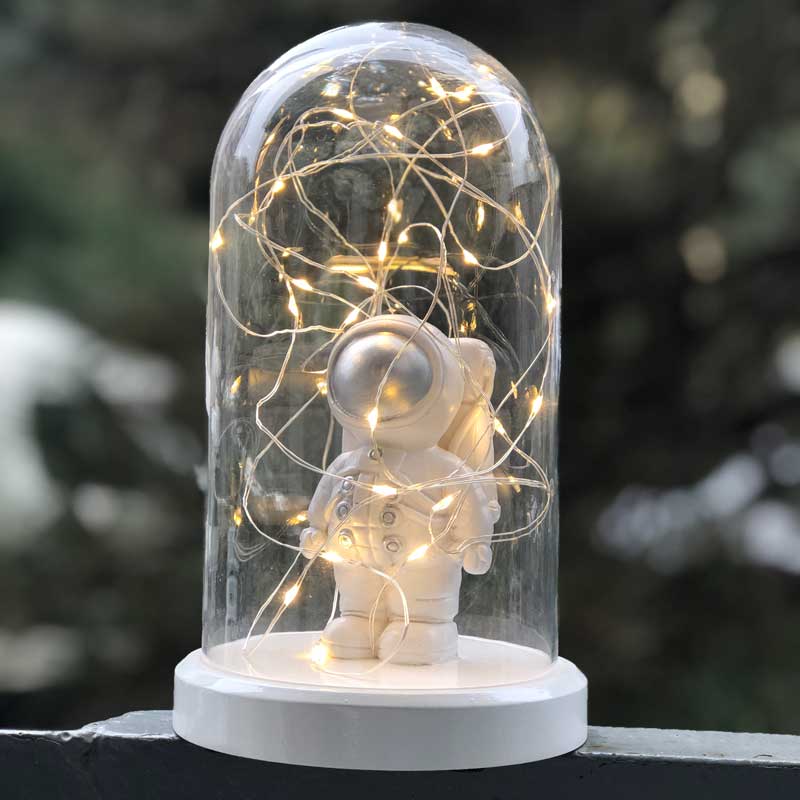 Lámpara de figura de astronauta de plata Fanus de vidrio iluminado