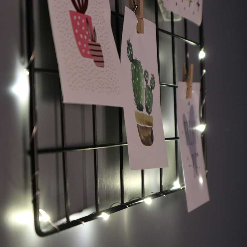Quadratisches dekoratives schwarzes Wire-Board mit beleuchtetem Riegel