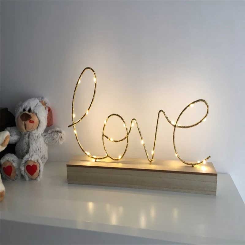 Lámpara de mesa de alambre de luz love