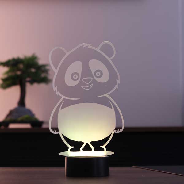لطيف الباندا بقيادة مصباح الطاولة